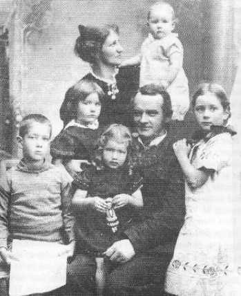 Ejvind Mørch (f. 1873) med familie. Blandt børnene er Erik Trier Mørch.
